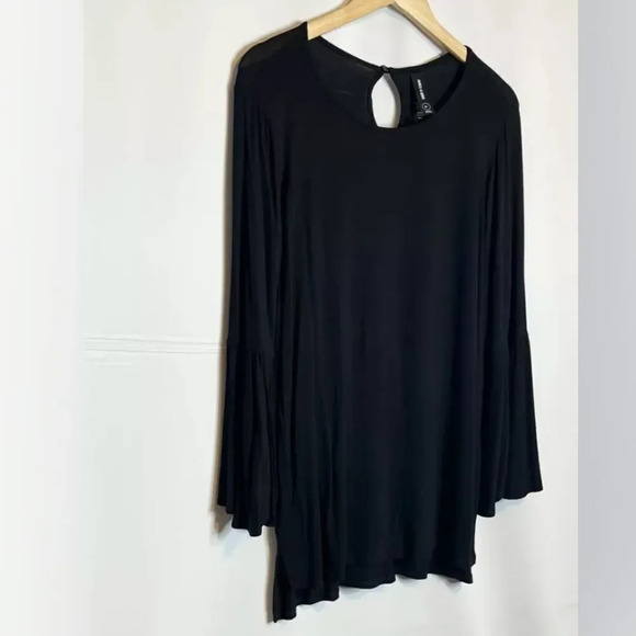 Agnes & Dora | Bell Sleeve Tunic Top Split Sleeve Keyhole Back - Picture 4 of 9